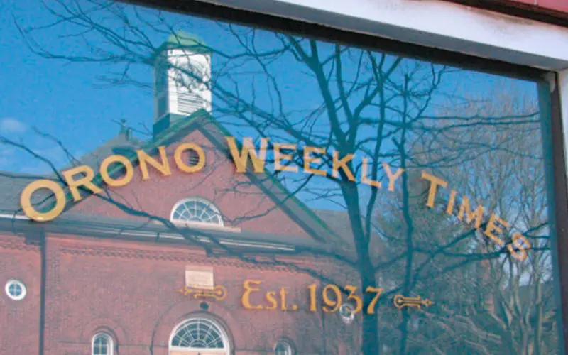 Ventana con texto en vinilo
